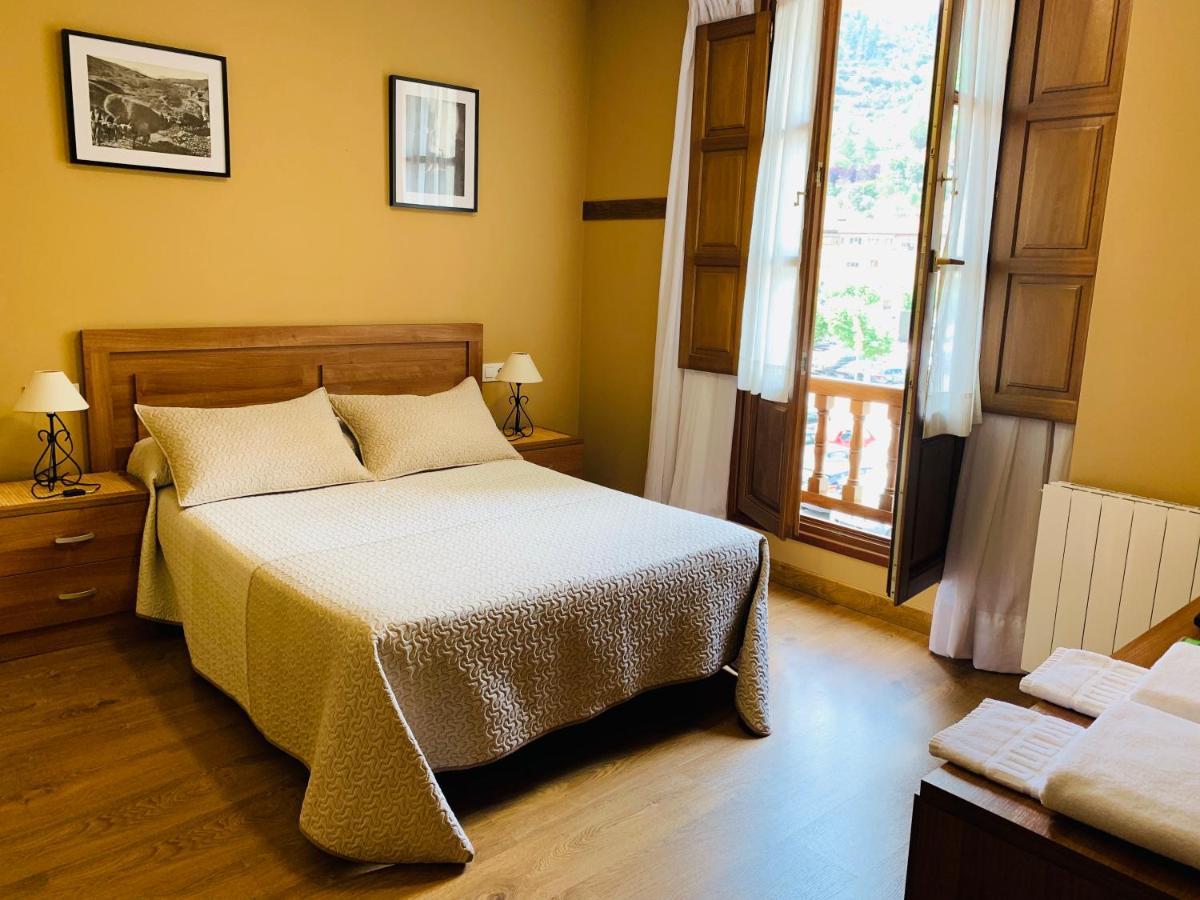 Hostal La Serna Hotel Potes Exterior photo
